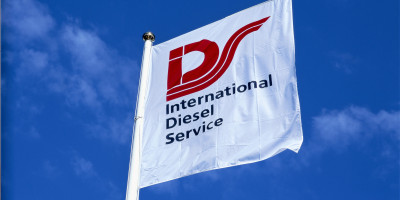 kırmızı IDS logolu beyaz bayrak